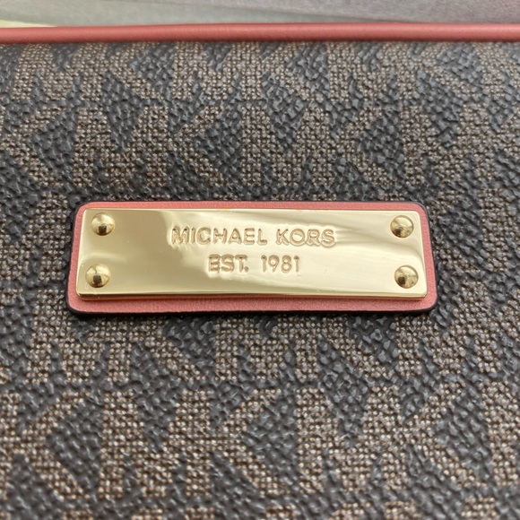 🌹SALE🌹Michael Kors Signature East West Crossbody - Picture 8 of 8